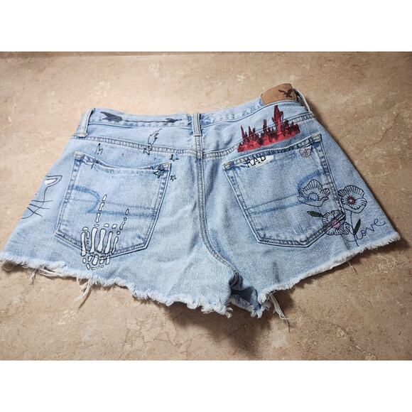 American Eagle SZ 6 Graffiti Print Denim Cutoff Shorts‎ Distressed Button Fly - Picture 2 of 6
